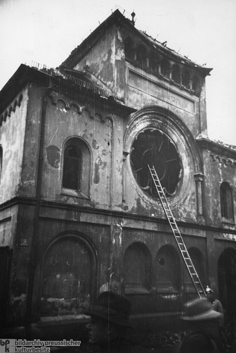 Am Morgen nach der Kristallnacht in München: Die zerstörte Synagoge in der Reichenbachstrasse in München (10. November 1938)